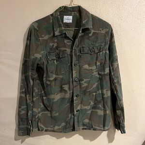 American Eagle camouflage long-sleeved button-up shirt